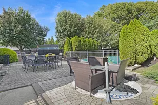 25 Laurel Ln, Holtsville, NY 11742 - Photo 18