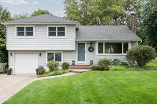 30 Sheppard Ln, Huntington, NY 11743 - Photo 2