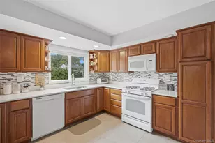 23 Apple Tree Dr, Hauppauge, NY 11788 - Photo 10