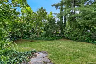 48 Maple Dr, New Hyde Park, NY 11040 - Photo 22