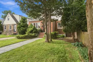 973 N 3rd St, New Hyde Park, NY 11040 - Photo 4