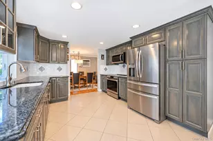 14 Hollingwood Dr, Coram, NY 11727 - Photo 28