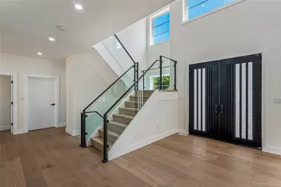 97 North Court, Roslyn Heights, NY 11577 - Photo 2
