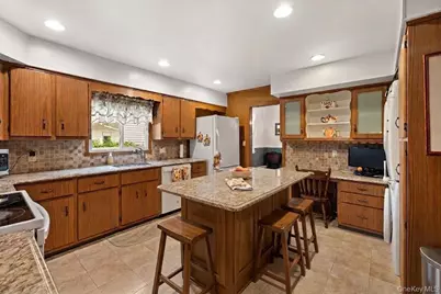 388 S 2nd Street, Lindenhurst, NY 11757 - Photo 10