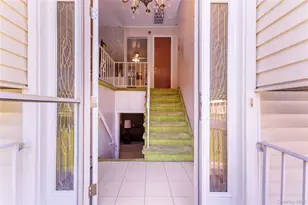 7 Roxbury Ct, Chestnut Ridge, NY 10977 - Photo 2
