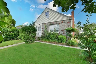 403 Oak Street, Copiague, NY 11726 - Photo 4