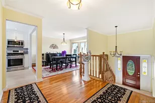 121 Drake Ct, West Islip, NY 11795 - Photo 6