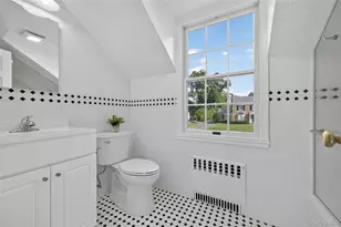 70 Woodedge Rd, Manhasset, NY 11030 - Photo 20