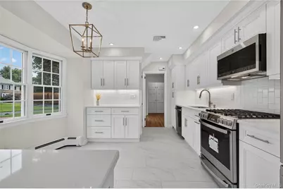 70 Woodedge Road, Manhasset, NY 11030 - Photo 10