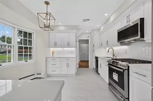 70 Woodedge Rd, Manhasset, NY 11030 - Photo 10