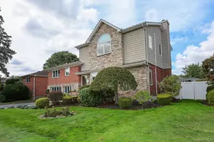 21 Kathleen Dr E, Syosset, NY 11791 - Photo 2