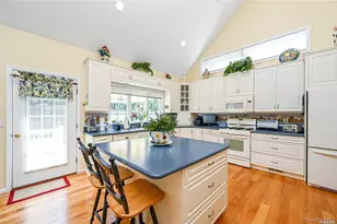 828 Pond View Rd, Riverhead, NY 11901 - Photo 10