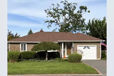 380 N Clinton Avenue, Lindenhurst, NY 11757 - Photo 1