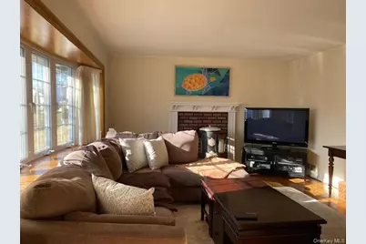 46 Alexander Drive, Syosset, NY 11791 - Photo 2