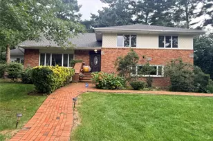 40 Pool Dr, Roslyn, NY 11576 - Photo 2