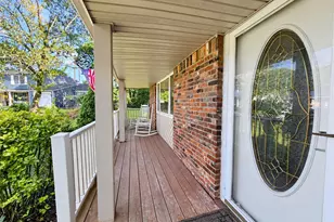 20 Bradbury Ct, Holbrook, NY 11741 - Photo 2