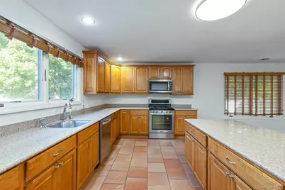 37 W Woodside Avenue, Patchogue, NY 11772 - Photo 16