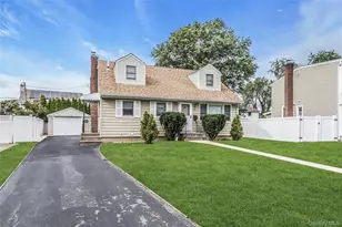 5 Plover Ln, Hicksville, NY 11801 - Photo 2