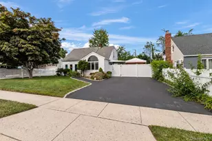 61 Hollyhock Rd, Levittown, NY 11756 - Photo 2