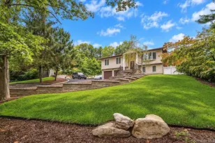47 McArthur Ln, Smithtown, NY 11787 - Photo 2