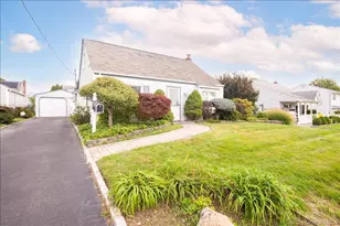 8 Park Cir N, Farmingdale, NY 11735 - Photo 2