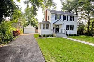 118 Willow St, Roslyn Heights, NY 11577 - Photo 4
