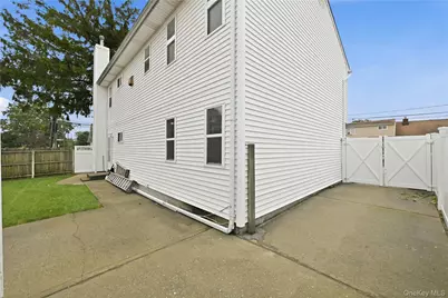 75 Harding Place, Freeport, NY 11520 - Photo 32