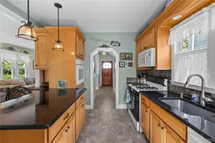 19 Willow Pl, Oyster Bay, NY 11771 - Photo 12
