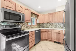 937 Mirabelle Ave, Westbury, NY 11590 - Photo 10