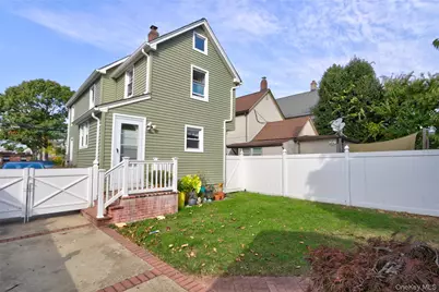 35 Saint Marks Avenue, Rockville Centre, NY 11570 - Photo 2