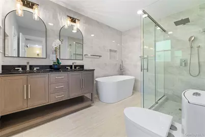 1059 Denton Avenue, Manhasset Hills, NY 11040 - Photo 24