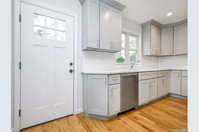 33 Marwood N #B, Port Washington, NY 11050 - Photo 8