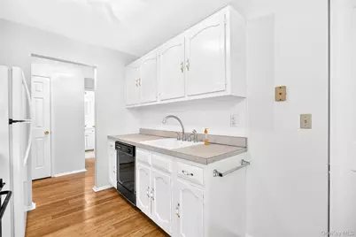 284 Parkside Drive, Suffern, NY 10901 - Photo 8