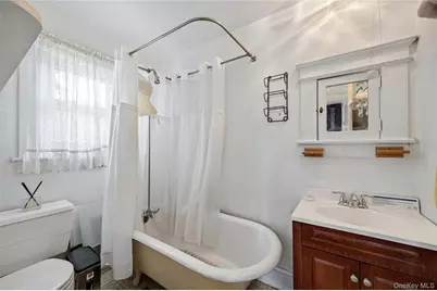8 Juliet Street, Bay Shore, NY 11706 - Photo 18