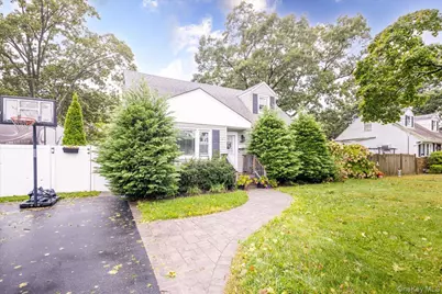 621 N Fulton Avenue, Lindenhurst, NY 11757 - Photo 2