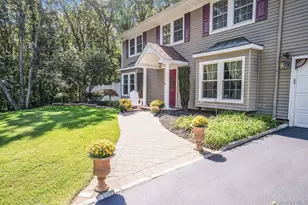 43 Stonehurst Ln, Dix Hills, NY 11746 - Photo 4