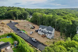 6 Pine Hill Ct, Port Jefferson, NY 11777 - Photo 2