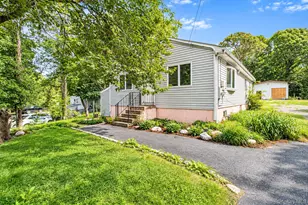 95 W Bartlett Rd, Middle Island, NY 11953 - Photo 2