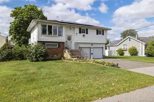 121 W Lake Dr, Lindenhurst, NY 11757 - Photo 2