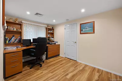 655 Hyman Avenue, Bay Shore, NY 11706 - Photo 16