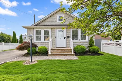 635 S 6th Street, Lindenhurst, NY 11757 - Photo 1