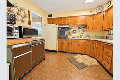 129 Village Line Road, Babylon, NY 11702 - Photo 4