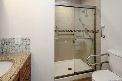 43 Cambridge Drive W, Copiague, NY 11726 - Photo 24
