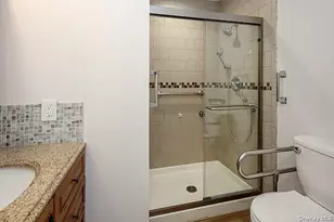 43 Cambridge Dr W, Copiague, NY 11726 - Photo 24