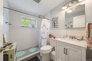 38 Middle Neck Rd, Port Washington, NY 11050 - Photo 12