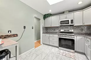 266 Riddle St, Brentwood, NY 11717 - Photo 4