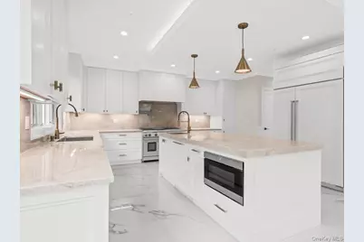 7 Floyd Place, Great Neck, NY 11024 - Photo 12