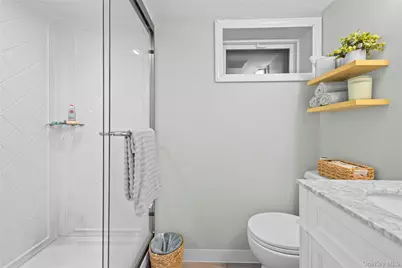 56 Kingston Avenue, Hicksville, NY 11801 - Photo 20