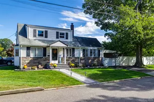 125 Carroll Ave, Ronkonkoma, NY 11779 - Photo 2