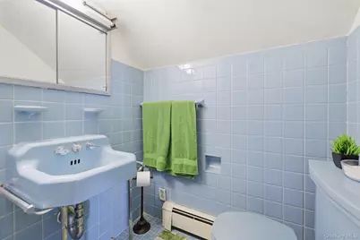 208 Island Parkway W, Island Park, NY 11558 - Photo 18